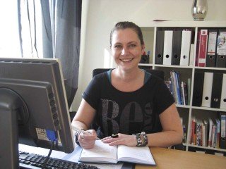 Schulsozialarbeiterin Irina Rebbe heißt jeden willkommen. Foto: SMMP/Hofbauer