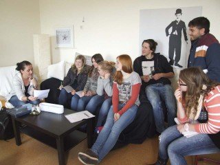 Die Schülerinnen und Schüler - wie hier die Projektgruppe "Glutkern" - nutzen die Anlaufstelle Schulsozialarbeit gerne. Foto: SMMP/Hofbauer