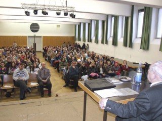 400 Schülerinnen und Schüler lauschten dem Vortrag von Charly Kipper. Foto: SMMP/Hofbauer.