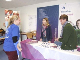 Schülerin Jessica Pulter informierte sich am Stand der Stenden Hogeschool aus den Niederlanden. Foto: SMMP/Hofbauer 