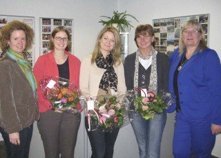 Gaby Petry (r.) und Kerstin Kocura (l.) ehrten Claudia Große-Gehling, Dorothea Pietrzak und Claudia Schunck (v. l.). Foto: SMMP/Hofbauer