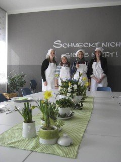 Frühlingsstimmung: die Tischdeko der HEP-O im Hauswirtschaftsunterricht. Foto: SMMP/Hofbauer