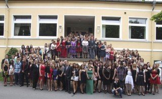 Die Absolventinnen und Absolventen stellten sich auf der Wilhelmshöhe den Fotografen. Foto: SMMP/Hofbauer