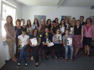 Die Absolventinnen und Absolventen mit ihren Lehrerinnen. Foto: SMMP/Hofbauer