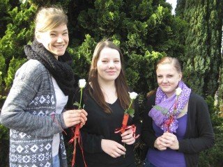 Verena Gertchen, Carina Bute und Doreen Schumann aus der KI-O erhielten blumige Valentins-Grüße. Foto: SMMP/Hofbauer