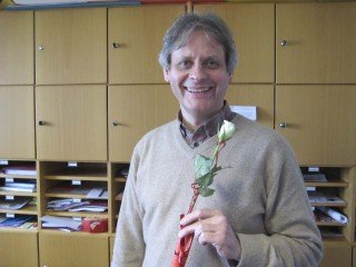 Auch Lehrer Gerhard Mengelkamp freute sich über eine weiße Rose. Foto: SMMP/Hofbauer
