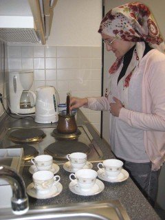 Abends begeisterte Hatice Ergün Lehrer und Schüler mit türkischem Kaffee - das Kaffeeservice hatte sie eigens mitgebracht.  Foto: SMMP/Hofbauer