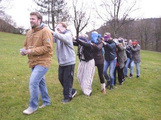 Erlebnispädagogische Spiele gehörten zum Programm der Besinnungstage in Bestwig. Foto: SMMP/Hofbauer