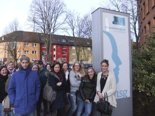 Die AHR 12-B besuchte die Hochschule mit Lehrerin Brigitte Mühlenkamp. Foto: SMMP/Mühlenkamp