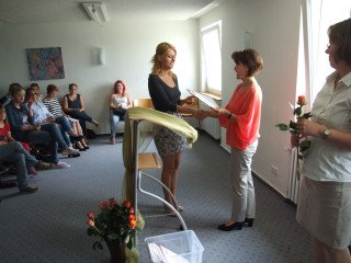 Claudia Larisch erhielt ihre Zeugnis von Daniela Hölscher. Foto: SMMP/Hofbauer