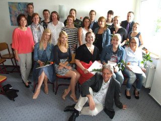 Die Absolventinnen und Absolventen mit ihren Ausbildungs-Lehrkräften. Foto: SMMP/Hofbauer