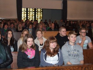 Aufmerksam verfolgten die Oberstufen den Gottesdienst. Foto: SMMP/Hofbauer