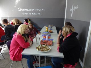 Im Speisesaal ließen es sich die Schülerinnen und Schüler schmecken. Foto: SMMP/Schweda