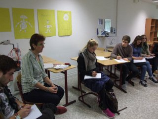 Hauswirtschaftslehrerin Ingrid Betken informierte den Schülerrat über die "Schnuppertage" in der Cafeteria. Foto: SMMP/Hofbauer