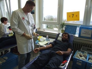Auch Lehrer Martin Itor ließ sich Blut abnehmen. Foto: SMMP/Hofbauer