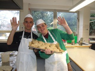 In der Schulküche war ein fröhliches Team im Einsatz. Foto: SMMP/Hofbauer