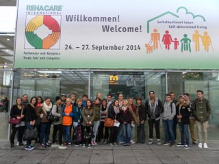 Angehende Heilerziehungspfleger und Sozialassistenten besuchten die Reha-Care in Düsseldorf. Foto: SMMP/Lowe