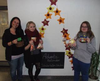 Irina Rebbe (l.) hofft auf weitere Einnahmen für den Schülerfond durch die Adventskalender-Aktion. Foto: SMMP/Hofbauer