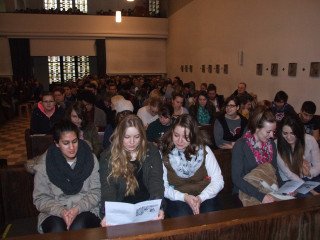 Die Schulgemeinschaft hatte sich dazu in der Kapelle des Walburgisgymnasiums versammelt. Foto: SMMP/Hofbauer