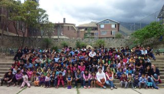 Francesco Ciociola (vorne, weißes Shirt) war zu Besuch im Partner-Kinderdorf des "Placida" in Bolivien. Foto: Ciociola