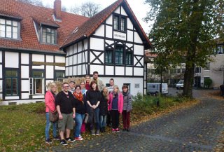 Die Berufspraktikanten und Lehrerin Daniela Hölscher (r.) besuchten Bethel. Foto: SMMP