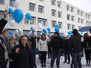 Schwester Brigitte Schmelter (vorne links) wurde von den Schülern mit mehr als 150 Luftballons mit guten Wünschen verabschiedet. Foto: SMMP/Hofbauer